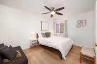Charming 2-BR Home 3-minute To Belmont Short - Free Parking/Wifi/Pet Friendly - บังกะโล
