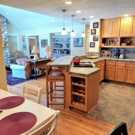 Beautiful 2-bedroom townhome with Patio, WiFi, AC