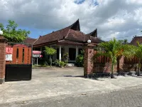 Capital O 92615 Villa Utama D'alas Purwo - parking