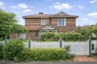 Modern 4BR Oasis in Heart of Glen Waverley - Homestays