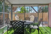 Vintage Florida Beach Efficiency, 1 block to the beach! - Apartments