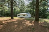 Creekside vintage retreat with HOT TUB! - 3성급