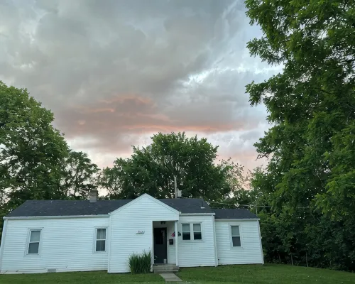Private, wooded, and convenient cottage just blocks from SOMC Hotels in Scioto County