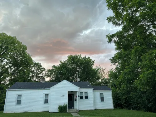Private, wooded, and convenient cottage just blocks from SOMC