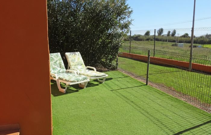 A spacious first floor with views of the vineyards and the sea.