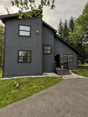 Charming 3-bedroom chalet with WiFi, AC in welcoming Tobyhanna