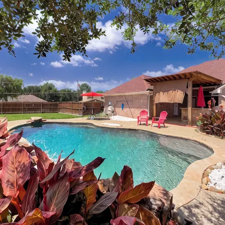 Lake Dallas Oasis, Beautiful Modern Home with Pool