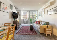 Elegant Apartment in the Heart of Newtown with Secure Parking - Homestays