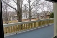 Historic Old West Lawrence - Minutes to beautiful Mass St, KU, Sports Pavillion