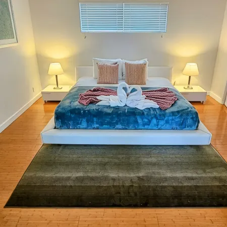 Remodeled Modern Home, 6-Min-2-Beach, Sleep 16, +Free Watersports & Rental Cars! Отели в г. Халландейл Бич