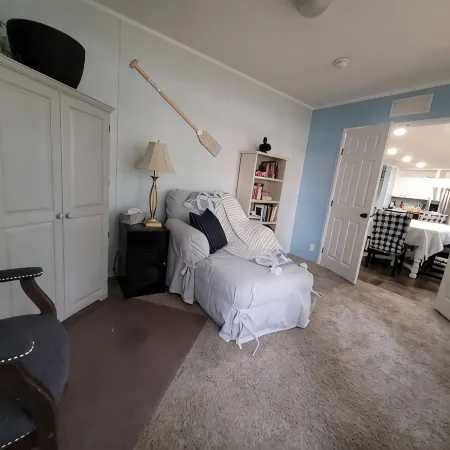 Relaxing newly-renovated 3/2 lakeside retreat with private dock