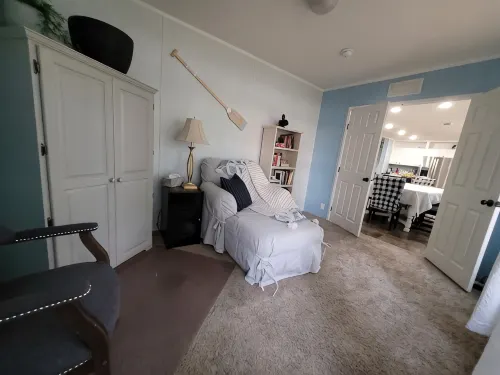 Relaxing newly-renovated 3/2 lakeside retreat with private dock