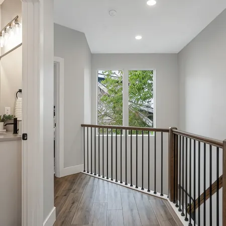 New 2 Bd Luxury Townhouse- King Bed, Downtown, near Hospital, Close to Wineries