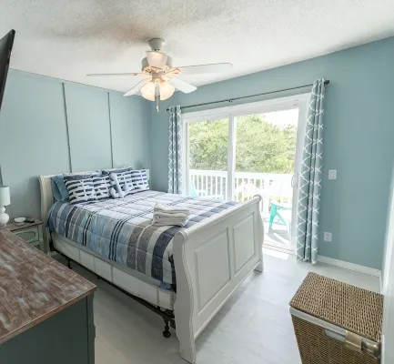 PET-FRIENDLY BEACH HOUSE WITH HOT TUB JUST FIVE MIN WALK FROM BEACH ACCESS !