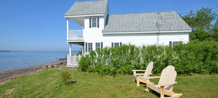 Sea-Breeze Cottage perched on the edge of the bay. Hotéis em Washington County