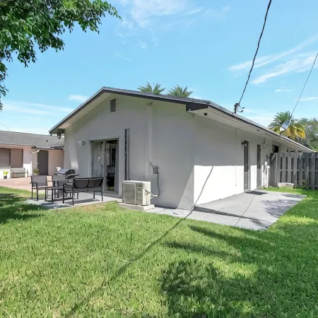 SPACIOUS STUDIO, WASHER/DRYER, BACK YARD, BBQ