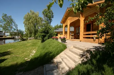 Chalet Copperwing on small-scale nature campsite 't Ol Gat. Hotele w: 