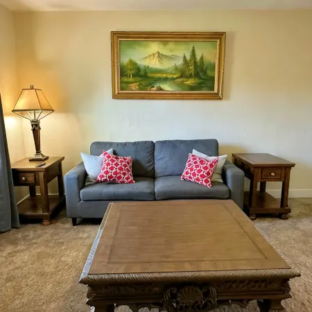Five-bedroom house with WiFi, AC in fabulous Hays