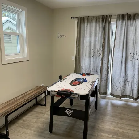 Fantastic retreat 5 mins from Village with media room, AC and sauna!