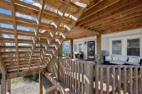 Oceanside Haven:- Home Steps to Beach w/ Massive 2 Story Deck & Hot Tub! - Jacuzzi