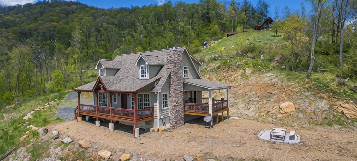 Amazing Mtn Views, Stunning Sunsets, Fire Pit, Gas Logs, Private, Grill, WiFi! Hotels in Mitchell County
