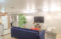 Cozy 2BR/2BA Apt w/ Private Patio – 1 Stop to Manhattan!