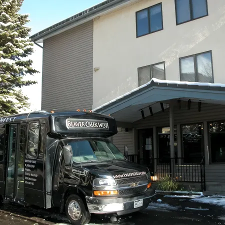 Luxury Condo w/ FREE WiFi, Parking, Heated Pool, Hot Tubs, Skier Shuttles