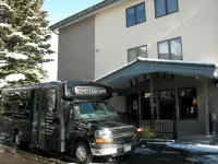 Spacious Condo w/ FREE WiFi, Parking, Heated Pool, Hot Tubs, Skier Shuttle,