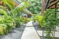 New Luxury Villa in central Guiones - walk to the beach, large pool & parking - 別墅