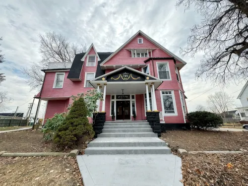 Downtown Spacious Apt with king bedroom, Formal Dining, and balcony!