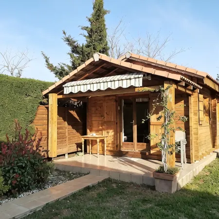 Two-bedroom apartment in the heights of Nice: Small chalet with private garden.