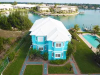 Waterfront Italian inspired tropical escape - บังกะโล
