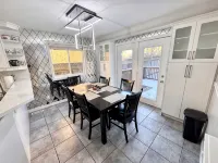 Spacious 5 Bedroom Home in Cambridge - Homestays