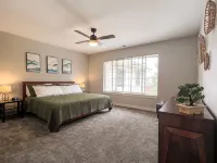 Lakefront Getaway with Game Room and Theater Seating - 4 ดาว