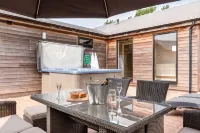 Hillside Lodge - sleeps 4/10  with wood burner and private hot tub - 3 Yıldız