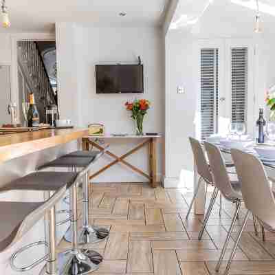 Stroll To The City Centre In From Chic Refurbished Townhouse Fitness & Recreational Facilities
