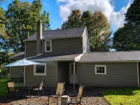 Cute 2-bedroom farmhouse in Trumansburg with WiFi Hotels in Ulysses
