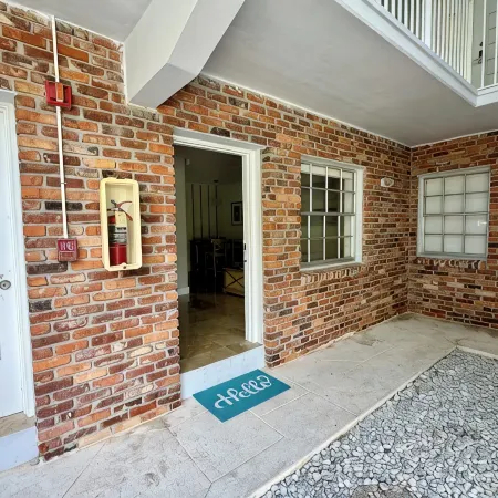 Charming Cozy Apt - Walk to Beach - Pool - Key Biscayne