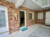 Charming Cozy Apt - Walk to Beach - Pool - Key Biscayne