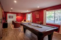 River Run Retreat - Cowboy Pool, Fire Pit & Pool Table! Close to Campus & River - 4-Star