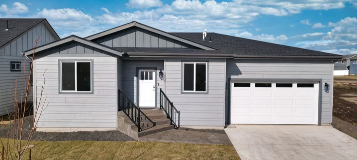 Modern Spacious Family Home w/ Hot Tub & Fire Pit Hotels in Spokane