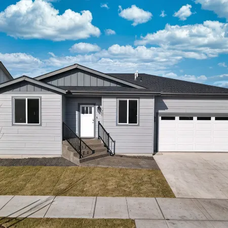 Modern Spacious Family Home w/ Hot Tub & Fire Pit