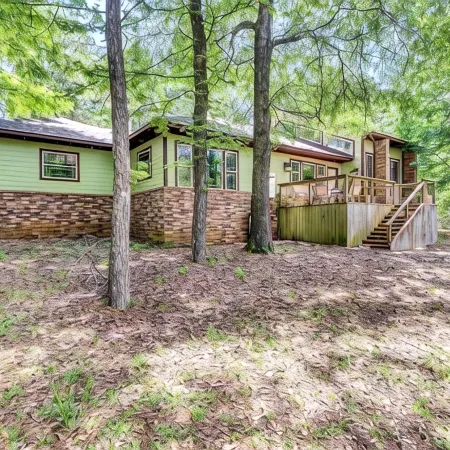 Lake Palestine Retreat – Dock, Fire Pit & Serene Views