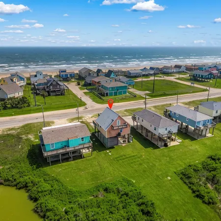 King Size Bed! Freeport Surfside Beach Bungalow Ocean & BayViews,Steps from Ocea