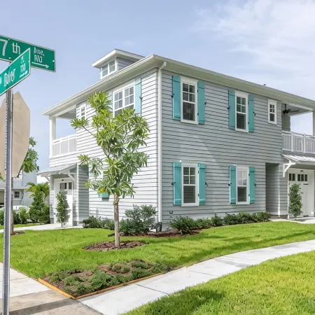 2 Min Walk to Downtown/King Bed /Golf Cart Rental/Pet Friendly!