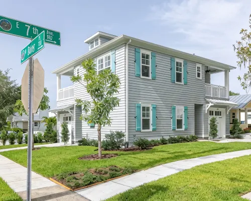2 Min Walk to Downtown/King Bed /Golf Cart Rental/Pet Friendly! Hotels in Mount Dora