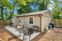 Beautifully Renovated Cottage / Pet-Friendly / Walk to Downtown Black Mountain - 2-Star
