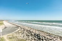 Shore House: Sand Beneath, Waves at Your Doorstep! Perfect deck for Sunrise! - pantai