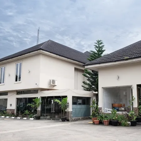 The Cromwell Courtyard Hotel