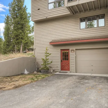 Mountain Views, Hot Tub & Sauna! Cozy Fireplace, 10-Minutes from the Slopes!